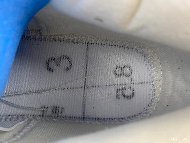 Jordan AO2571-100 Air Levi's x 'White' 4 1026